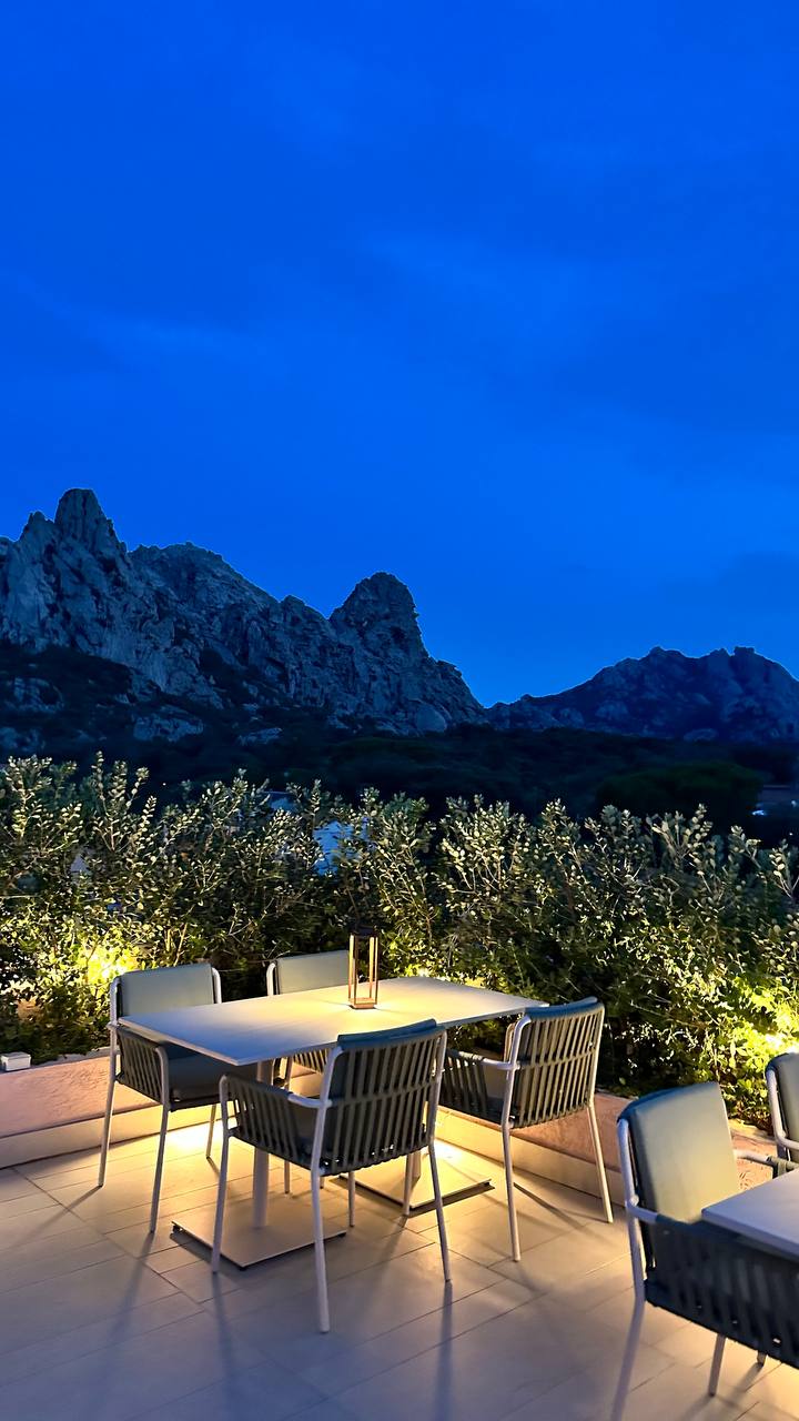 Нічна тераса з видом на гори