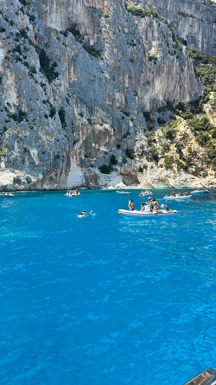 Скелі та бірюзова вода Сардинії